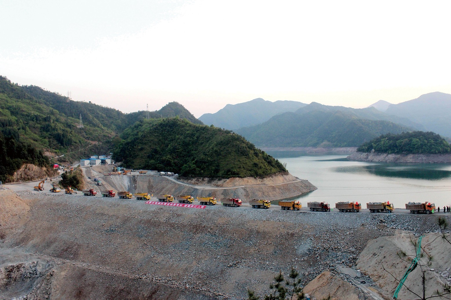 大坝施工.jpg