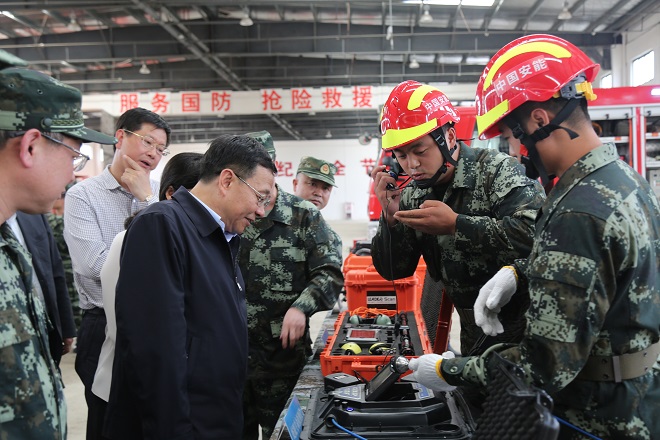 查看生命救援设备.jpg