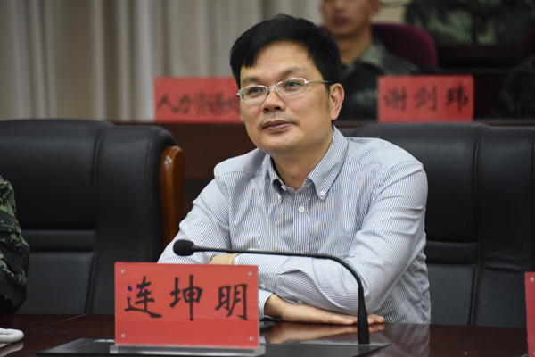连局长听取报告.jpg