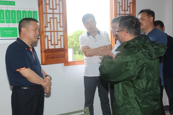 听取情况介绍.jpg