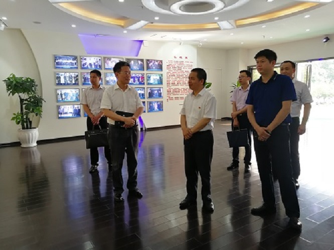 参观校史馆.jpg