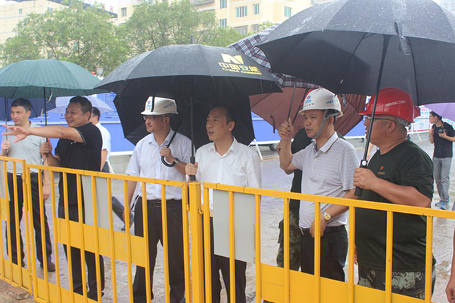 现场听取汇报.png