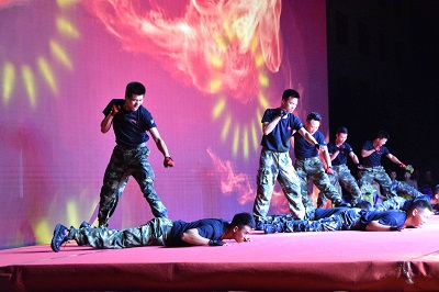 3参训骨干摔擒表演.JPG