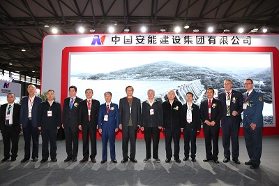 各主办单位及嘉宾参观我部展区.JPG