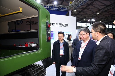 参观新型装备.JPG