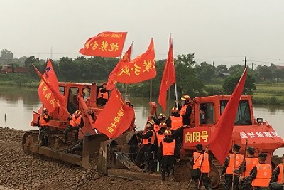 江西鹰潭马荃圩崩岸溃口封堵.jpg