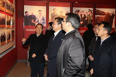 参观史馆.JPG