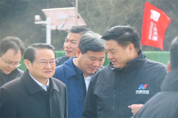 2易书记与李总经理亲切交谈.jpg