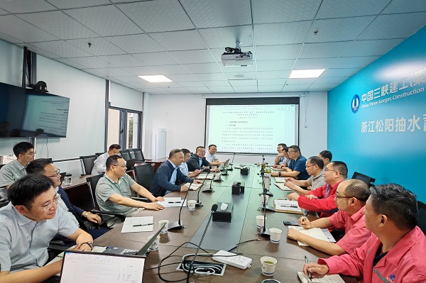 召开座谈会.jpg